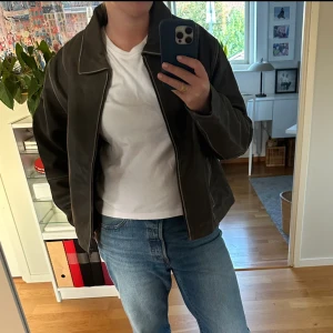 In my element läderjacka - Ny läderjacka av fårskinn från in my element i storlek L. Modellen heter MABEL DISTRESSED BOXY LEATHER JACKET och köptes för £249❤️