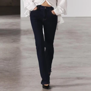 Jeans  - Säljer dessa superfina jeans från Zara. Lite upptrampade där nere men absolut inget som syns. Skriv för egna bilder