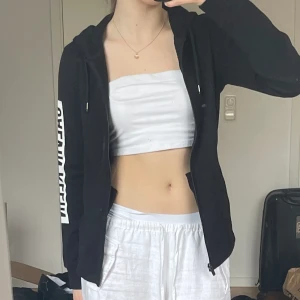 Calvin Klein hoodie - Säljer min snygga hoodie från Calvin Klein då den ej används. Äkta vara och fint skick. Linnet i första bilden är också till salu. Storlek framgår ej men passar nog S bäst. Kom gärna med frågor 💞