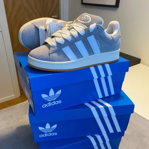 Adidas Campus 00s ”GREY WHITE” - Säljer ett till par helt nya campus. Slutsålt överallt. Kvitto och box finns. Först till kvarn. 