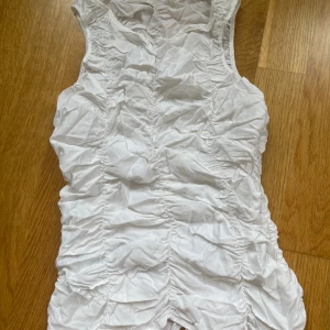 Weekdaylinne  - Fint weekdaylinne i färgen vit som passar utmärkt till finare tillfällen eller bara vardagligt. Storlek XS och därmed alldeles för liten för mig. Fint skick och har en dragkedja på sidan. 💞