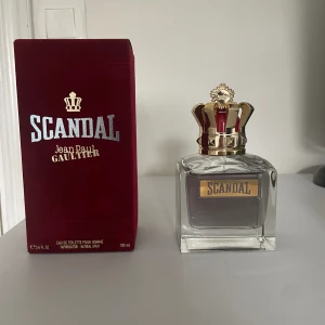 Jean Paul Gaultier Scandal EDT  - Inköpt för ca 1 måndag sen och knappt använd. Ungefär 96-97 ml kvar av 100. Box följer med. Inköpt för 1300 på ellos