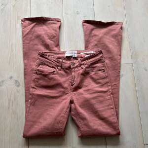 Snygga rosa lågmidjade jeans från Piezak denim. Storlek 26/32, men passar allt från S till M. 
