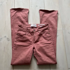 Jättesnygga rosa jeans - Snygga rosa lågmidjade jeans från Piezak denim. Storlek 26/32, men passar allt från S till M. 