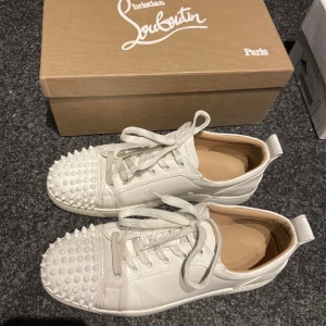 Christian Louboutin skor - Säljer ett år ÄKTA loubs i storlek 43 som är köpta i Danmark💸(kolla sista bild) allt og box följer med😊 extra nitar finns också så skriv vid minsta fråga🤷‍♂️