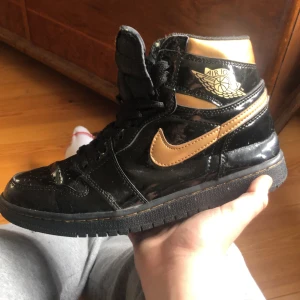 Jordan 1 Mid - Hej! Jag säljer mina Jordan 1 Mid, jag använder de aldrig, kvaliten är jättebra, använda 2 ggr, pris kan diskuteras!!