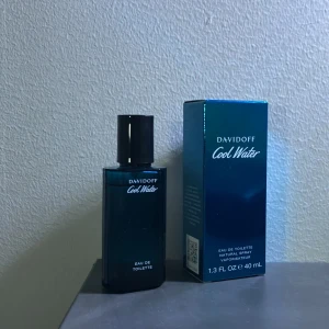 Davidoff Cool Water EDT 40ML - Davidoff Cool Water: En riktigt fräsch doft💧, säljer den då den inte riktigt passade mig😢, har sprayat typ 5-10 sprut. 