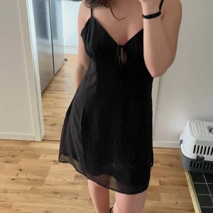 Klänning  - Helt oanvänd klänning från HM i storlek 36 🖤