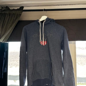 Gant hoodie  - Gant hoodie i storlek large! Använd ett fåtal gånger!