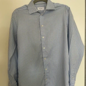 Rutig skjorta Eton - Blå-vit rutig herr-skjorta från Eton.  Storlek 39 (M ca) Använd fåtal gånger så i bra skick.