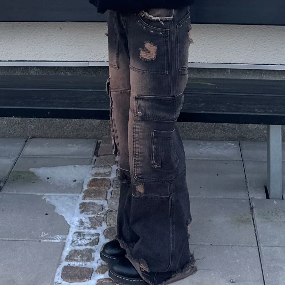 W28 relaxed baggy fit. använd en gång säljer pga de är lite för stora för mig. handtvättat en gång, i perfekt skick. köpte för 1400kr. . Farkut & Housut.