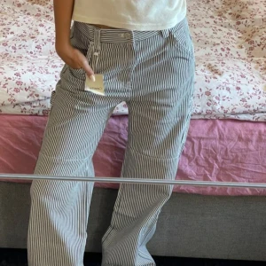 mango randiga byxor  - säljer nu mina randiga byxor från mango👒🩴jag är 170cm