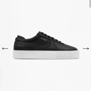 Arigato platform sneakers NY - Helt nya Axel Arigato sneakers. Aldrig tidigare använda, i orginal förpackning. Hög platform. Orginalpris 2500kr. 