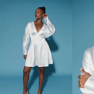 Klänning  - Typ silkes klänning. Stretsig resår under bysten. Pärlfärgad. Slutar på låren för mig som är 169cm