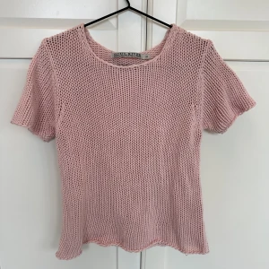Virkad t shirt - Virkad rosa t shirt🩷🩷 storlek M men passar xs-m.