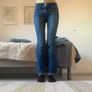 Snygga lågmidjade blåa bootcut jeans som tyvärr är för korta för mig som är cirka 165. Litet hål på fickan med det märks inte annars bra skick.