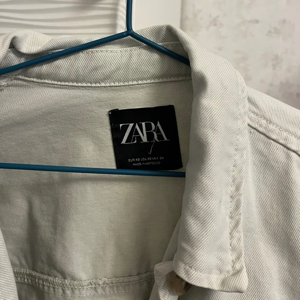 Fin jeansjacka från Zara i storlek Xs som tyvärr inte längre kommer till användning . Jackor.