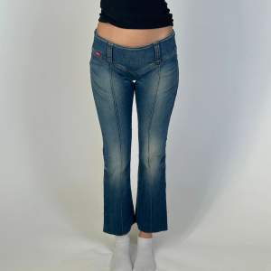 Miss sixty jeans i modellen Nixie😍. Svåra att få tag på secondhand. Färgen är som sista bilden. 37 cm tvärs över midjan 79 cm innerbenslängd 