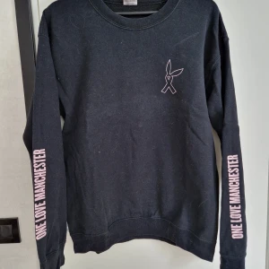 Ariana grande merch - (LIGGER UPPE PÅ ANDRA SIDOR)  Storlek: M Märke: Ariana Grande  Anmärkningar: Kan ej hitta något  Ariana Grande - Manchester one love crewneck. Rare! Fint men använt skick, behöver rollas.