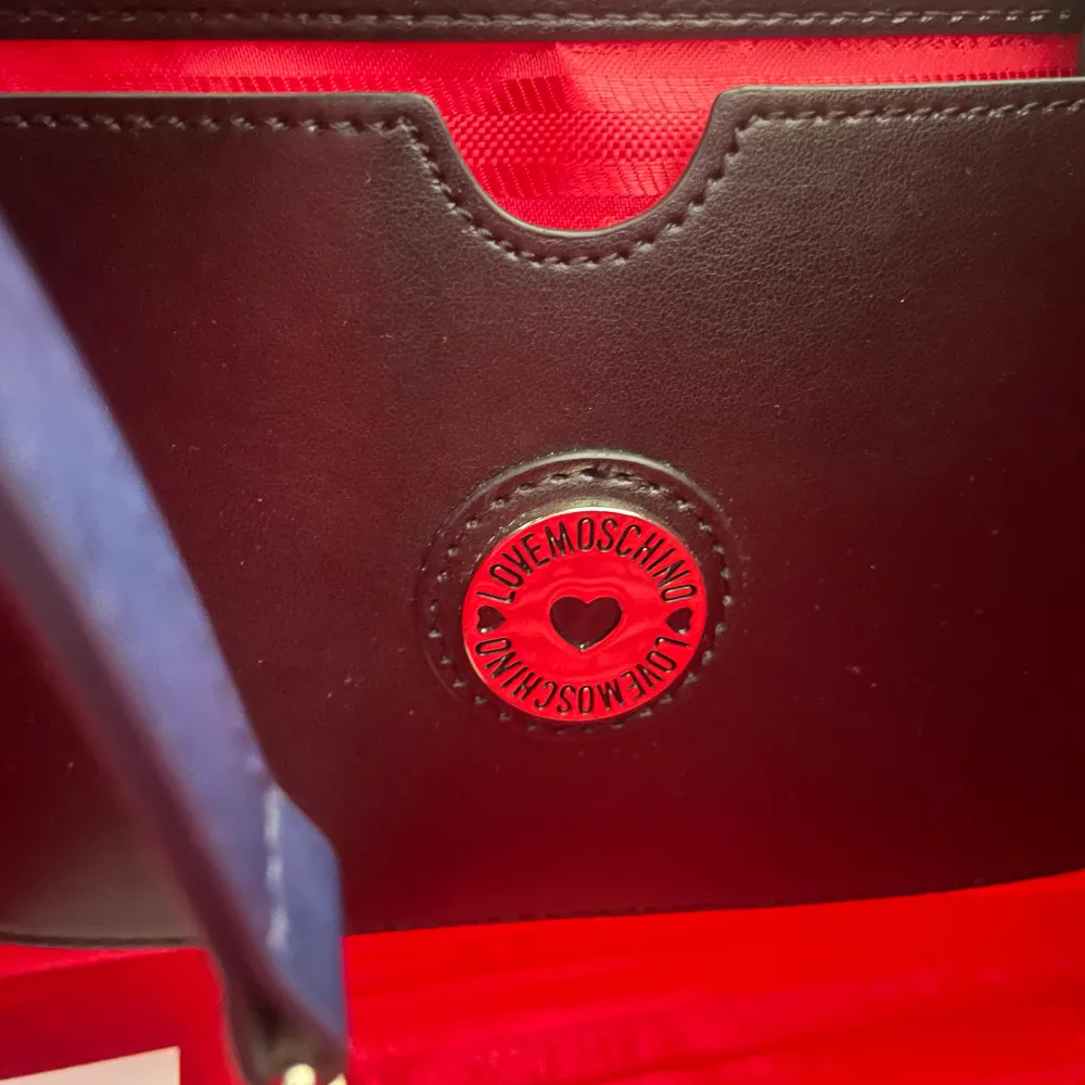 Super söt väska, kan används som Axel & hand väska, köpt på Zalando för 1,5-2 år sen och använd 2-3 gånger Köpt för 2300❤️ kan skicka fler bilder privat! . Väskor.