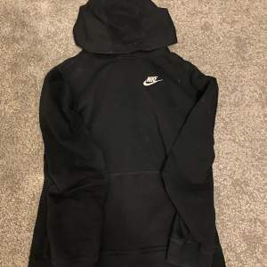 Säljer min Nike hoodie som inte passar längre. Storlek 158-170, skriv om du undrar nått