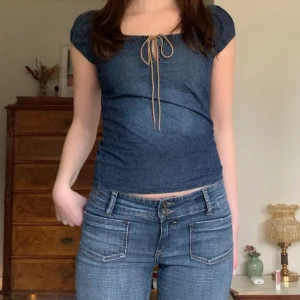 Vintage jeanstopp - Topp/blus i jeansmaterial med knytning framtill och fyrkantig urringning från märket Morgan de Toi! 🤍