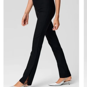 Byxor med slits - Säljer dessa snygga och sköna byxor från Sanne Alexandra. Har bara använt dom vid 1 tillfälle!🥰🖤 storlek xs men dom är väldigt stretshiga så passar xs-s. Nypris 895kr