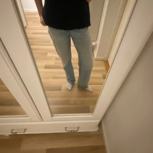 zara jeans - snygga jeans från zara som tyvärr inte säljs längre 🙉 jag är lite osäker på modell och storlek men dom har hög midja med raka ben 💘 liten defekt på höger ben (kolla bild 2)