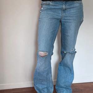 Säljer mina så snygga låg midjade jeans med hål eftersom dem inte kommer till användning 😔 nästintill oanvända! Storlek 38 men passar mig som har 36❤️