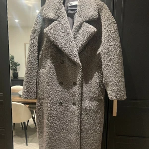 Teddy kappa zara NY  - Storlek M  Aldrig använd  Nypris 1600:- 