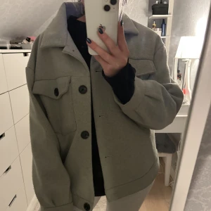 Skjortjacka  - Säljer denna jacka, lite nopprig på vissa ställen men går att ta bort med en maskin annars superbra skick🤍