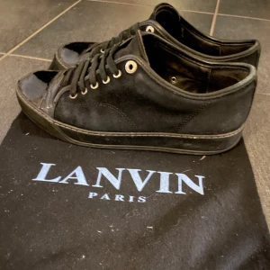 Lanvin - Säljer nu dessa tvääär feta svarta lanvin, skick 8/10 dustbag medförljer har tyvärr inte kvar boxen. Nypris 4500 säljer för 2000kr, skriv vid frågor eller funderingar mvh Lukas.
