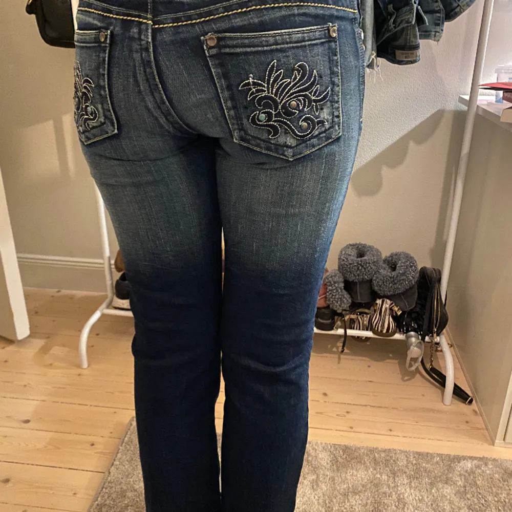 Supertrendiga lågmidjade jeans med detaljer på fickor bak och fram! Midjemåttet är 82cm💕. Jeans & Byxor.