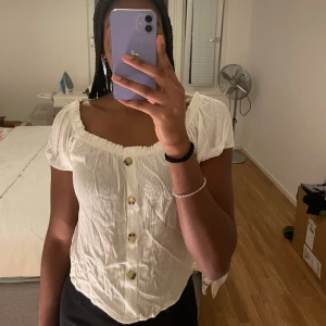 Topp - Fin topp med knappar från HM, som inte längre kommer till användning💕