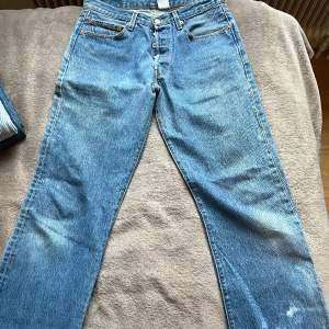 Säljer dessa snygga levis jeans köpta på Broadway & Sons i Stockholm. Baggy stil med unika blekta märken på bakfickan och längst ner på byx benet. Modellen är en kill modell men passar även tjejer om man gillar baggy långa byxor🔥🔥🩵