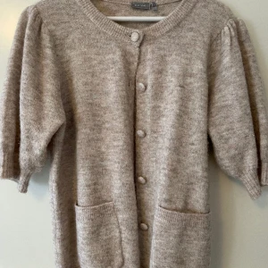 Stickad kofta  - Fin stickad tröja som inte längre används 💓 