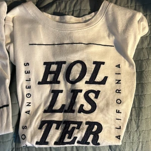 2 märkes t-shirts - En hollister och en bondelid t-shirt. De har inga fläckar eller defekter. Hollister tröjan är felfri och bondelid tröjan är lite nopprig. Säljer gärna båda tillsammans för 50kr annars 30kr styck