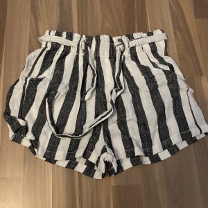 Randiga shorts (sommar shorts) - I bra skick, storlek 36 (S) :)