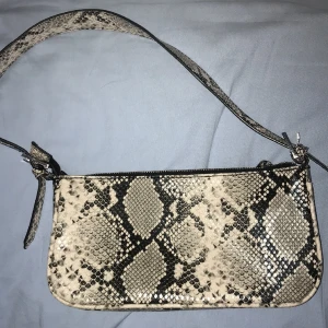 Väska  - En väska från Ginatricot, i fint skick. 