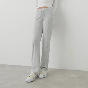 Lowwaist sweatpants - Säljer dessa fina sweatpants från young gina, då jag behöver en mindre storlek. Nypris: 200kr Defekter: prislappen är borta och var så när jag väl köpte den, pyttelitet hål från larmbrickan.