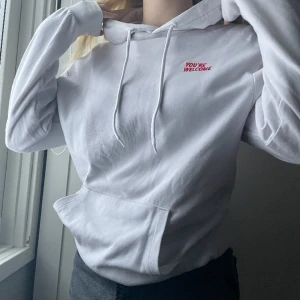 Vit hoodie - Nu säljer jag denna vita hoodie då jag inte använder den längre. Hoodien är i bra skick, liiiiite nopprig men verkligen inget som stör och hålen för snöret är lite slitna men inte heller något som stör. Väldigt badass hoodie om du frågar mig.