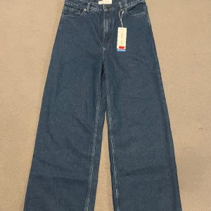Samsöe - 60. Hej! Säljer nu dessa helt nya samsöe jeans.  Nypris 1399