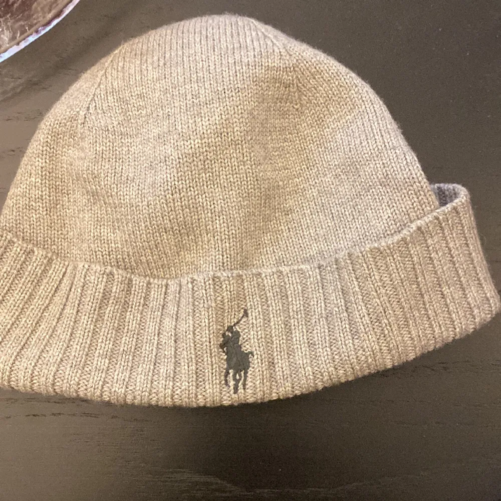 Säljer denna grå Ralph Lauren mössa, då den ej kommer till användning. Unisex och one size❤️‍🔥. Accessoarer.