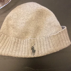 Grå Ralph Lauren mössa - Säljer denna grå Ralph Lauren mössa, då den ej kommer till användning. Unisex och one size❤️‍🔥
