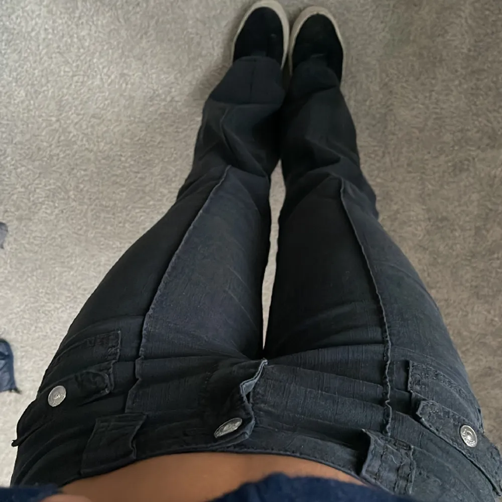 snygga jeans från hm. kommer inte till användning. Innerbenslängd: 77 cm . Midjemått: 32x2, jag är ca 162💕. Jeans & Byxor.