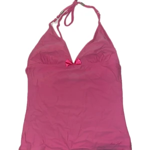 Söt rosa toppp - V ringad topp med rosett. Inga defekter jag har alldrig använt den!