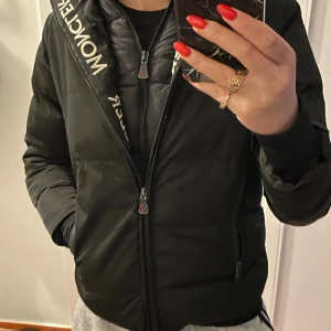 Moncler jacka  - Jacka med luva i strl. XS. Skriv gärna för fler bilder! Pris kan diskuteras. 