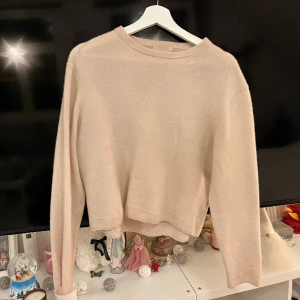 Cashmere tröja  - Super fin och len beige chasmere tröja. Köpte på hm för 999. Säljer för att den ej kommer till användning 