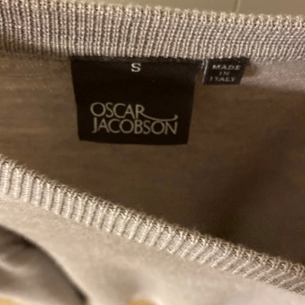 Säljer denna 100% merinoulls tröja  köpt från Volt men Oscar Jacobson som producent. Tröjan säljs enbart via Volt och är inget som går att köpa på Oscar Jacobsons butiker | Skick: 9/10 (inga defekter) | Tveka inte på att höra av dig!. Stickat.