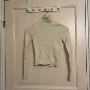 Vit tröja - Säljer super snygg tröja i storlek S men som är liten i storleken så känns som en xs💕
